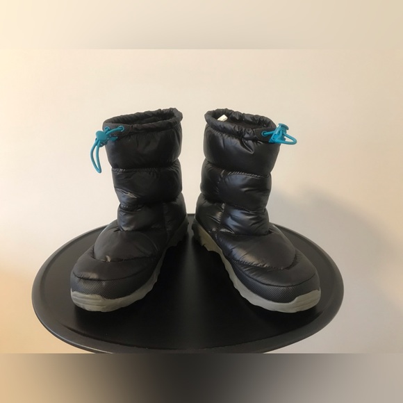 The iconic North Face Bootie is keep your feet warm during cold winter. - Picture 3 of 15